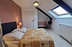 Location meublé 10-15 pers - Chambre avec espace lit bébé. Gite Les Goélands à Ambon - Bretagne