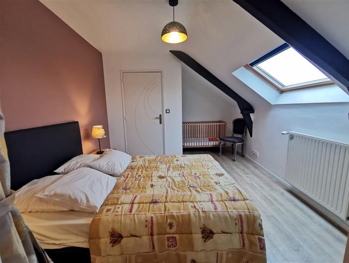 Location meublé 10-15 pers - Chambre avec espace lit bébé. Gite Les Goélands à Ambon - Bretagne