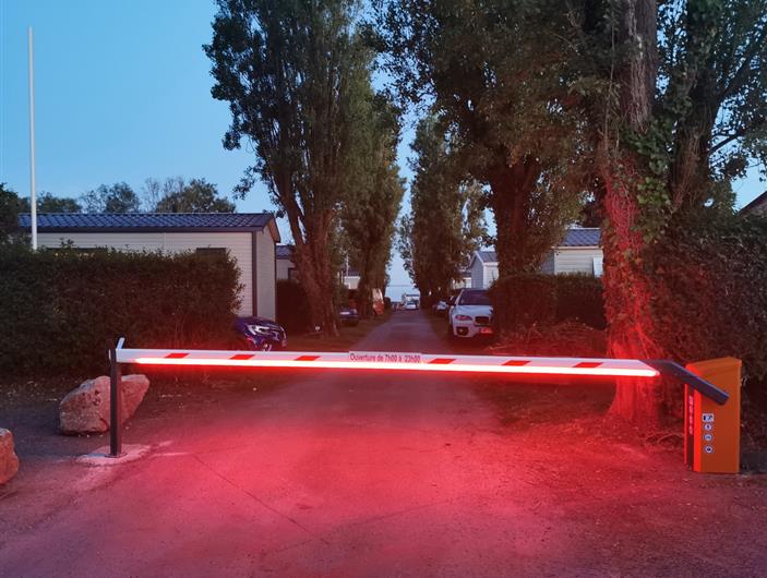 Barrière d'accès à l'entrée du Camping Les goélands