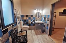 Salle d'eau PMR privative de la chambre à gauche