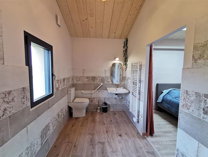 Salle d'eau privative adapté PMR  de la chambre du milieu