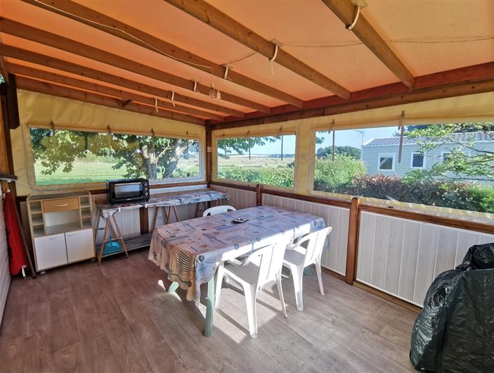 Location mobil home avec terrasse couverte et belle vue