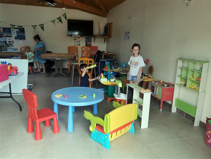 Salle de jeux, dinette, jeux en bois