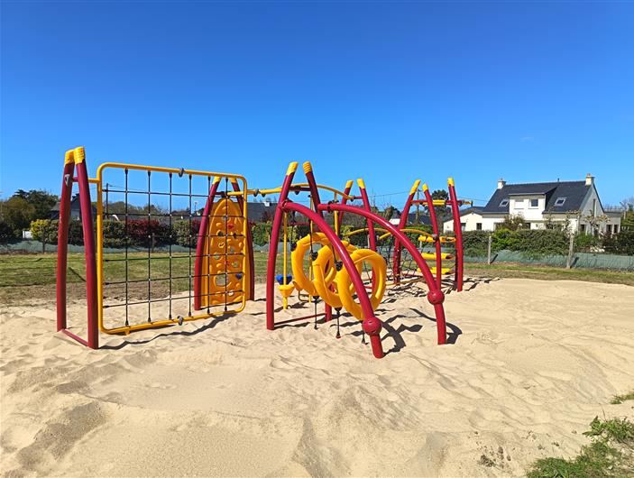 Accès à l'aire de jeux du camping Parc Les Goélands. Face au Gîte